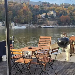 Bateau-hôtel Dans Peniche Atypique Et Idyllique A Confluence, Lyon